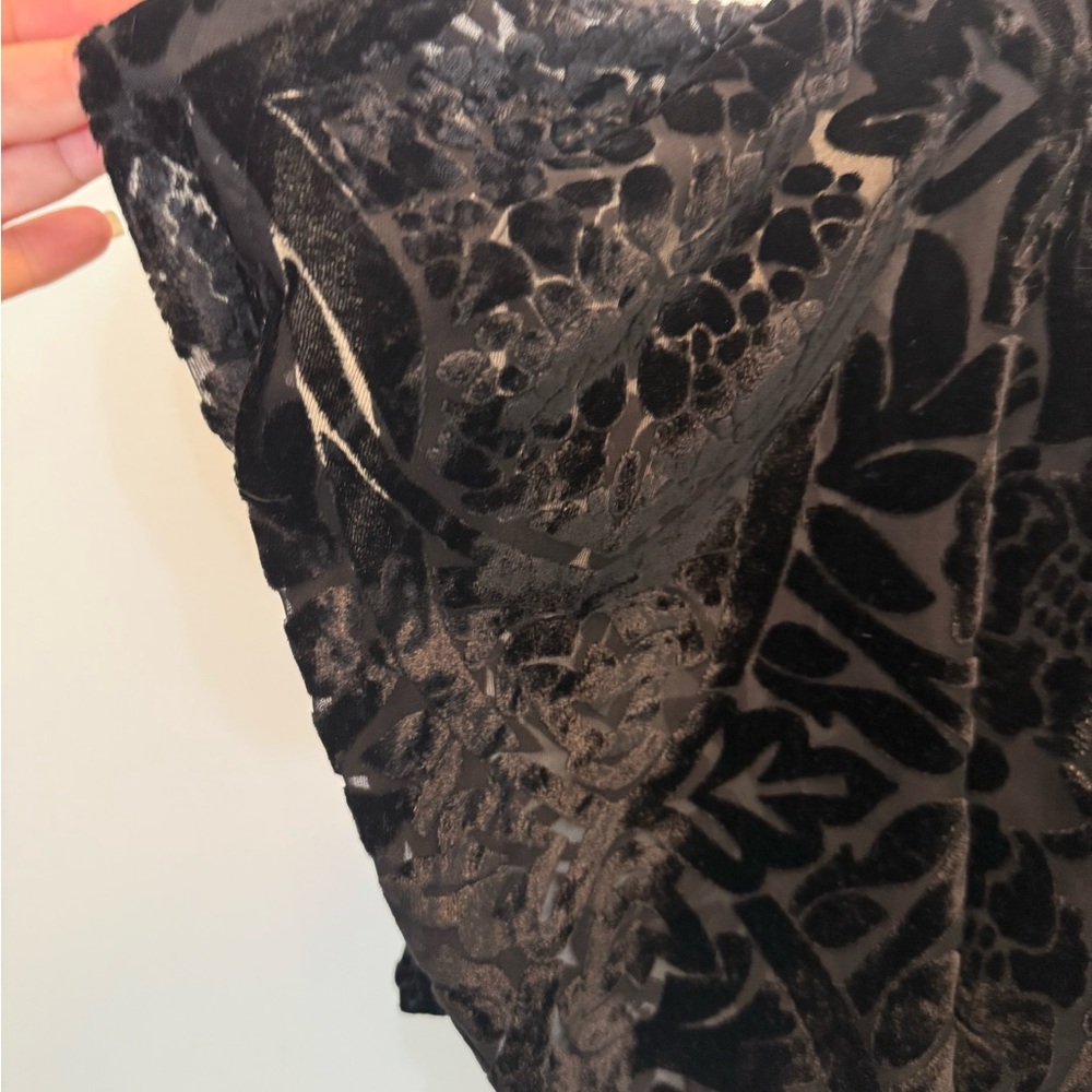 Joseph A. Black Velvet Rounded Floral/Leaf Print Collar Top - Size L‎ - Picture 3 of 12